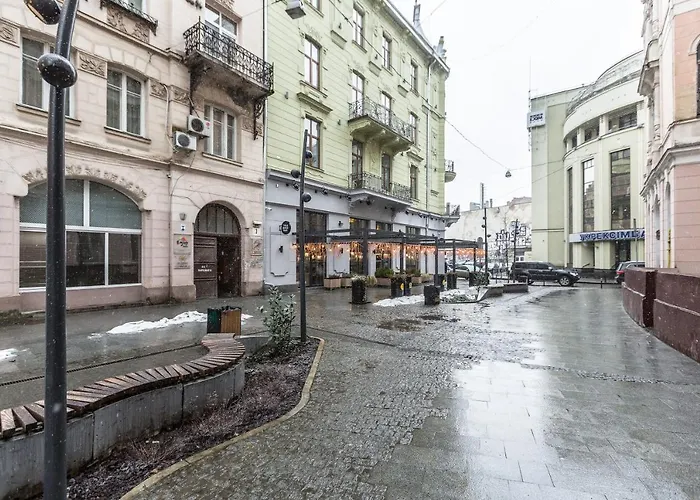 біля готелю жорж подобово вулиця руданського 3